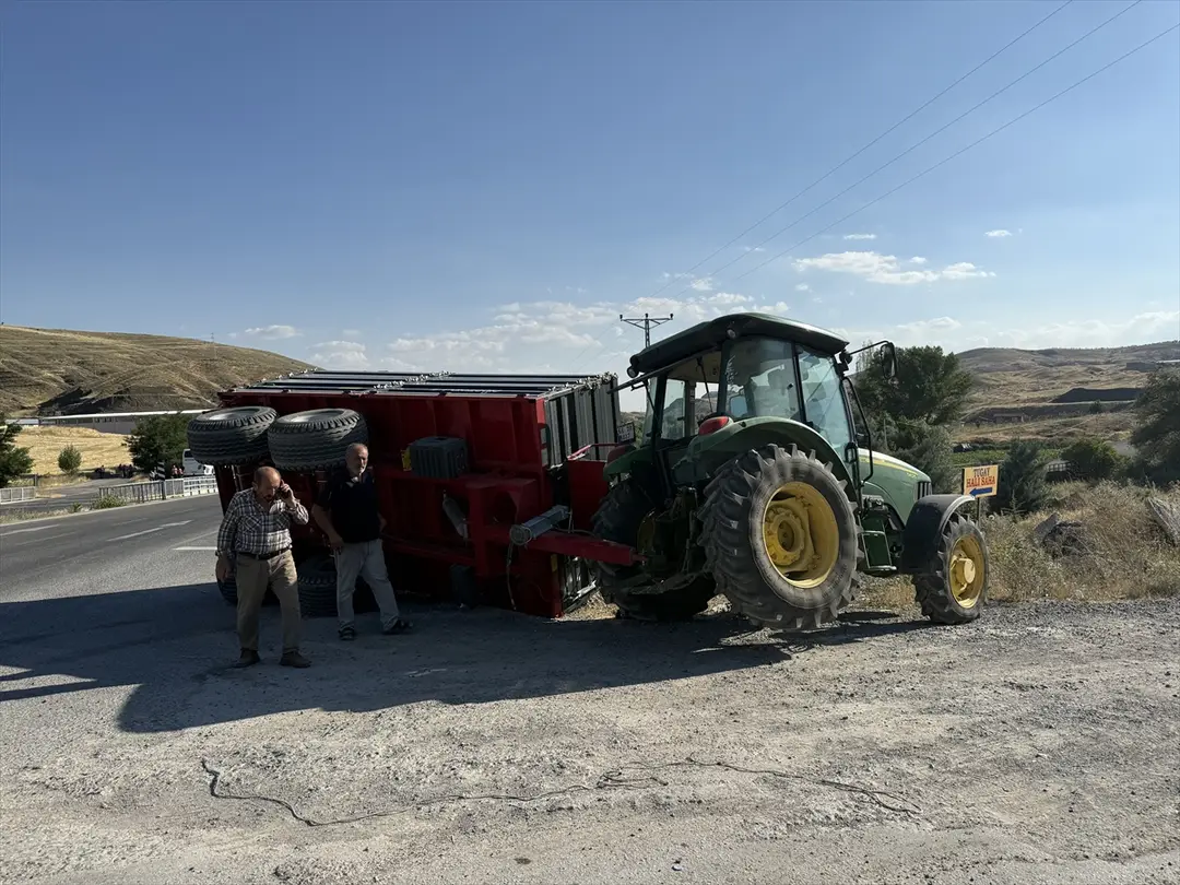 Yozgat'ta yolcu otobüsü traktörle çarpıştı: Maddi hasar