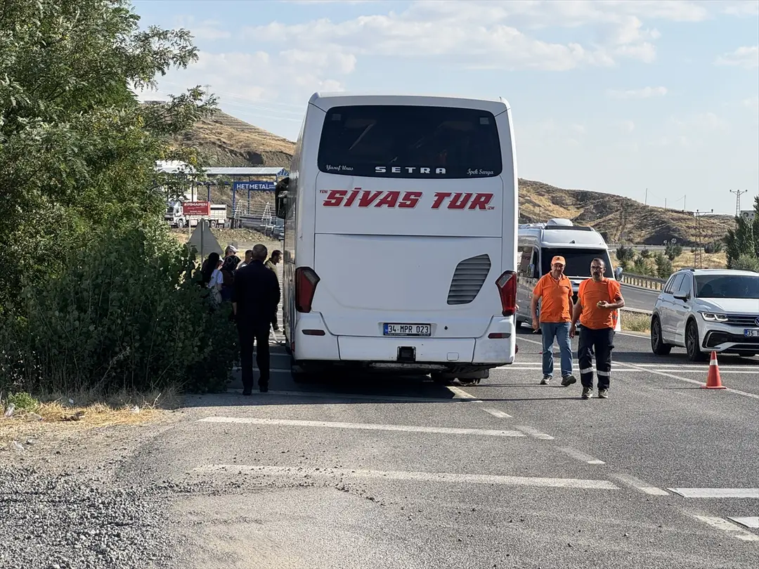 Yozgat'ta yolcu otobüsü traktörle çarpıştı: Maddi hasar