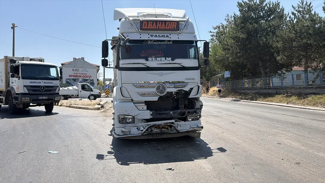 Eskişehir'de 3 aracın karıştığı kazada 1 kişi öldü, 2 kişi yaralandı