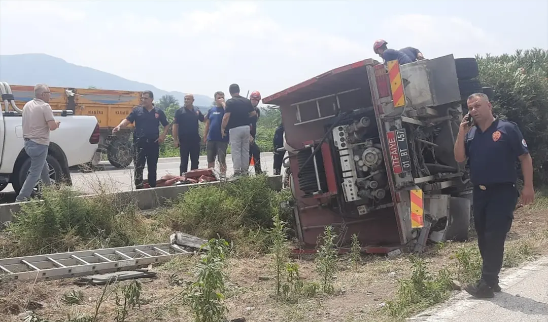 Adana Ceyhan'da itfaiye aracı devrildi: 3 personel yaralandı