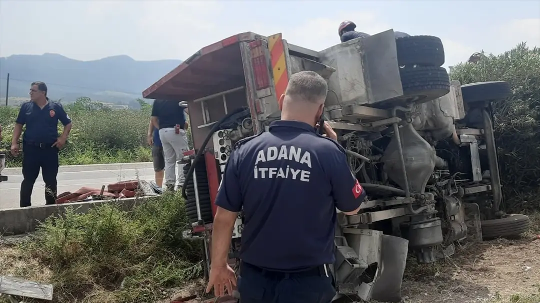 Adana Ceyhan'da itfaiye aracı devrildi: 3 personel yaralandı