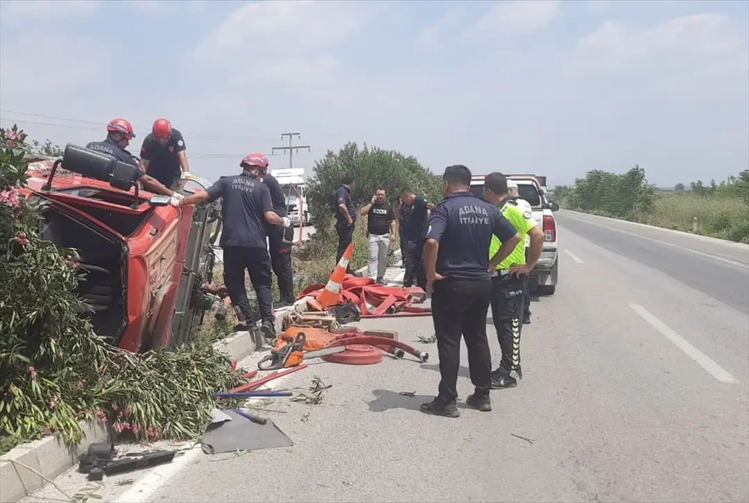 Adana Ceyhan'da itfaiye aracı devrildi: 3 personel yaralandı