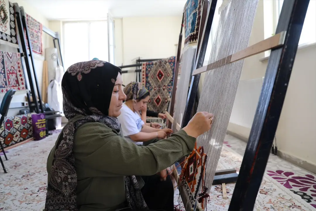 Van Büyükşehir Belediyesi: Geleneksel kilim dokuma yaşatılıyor