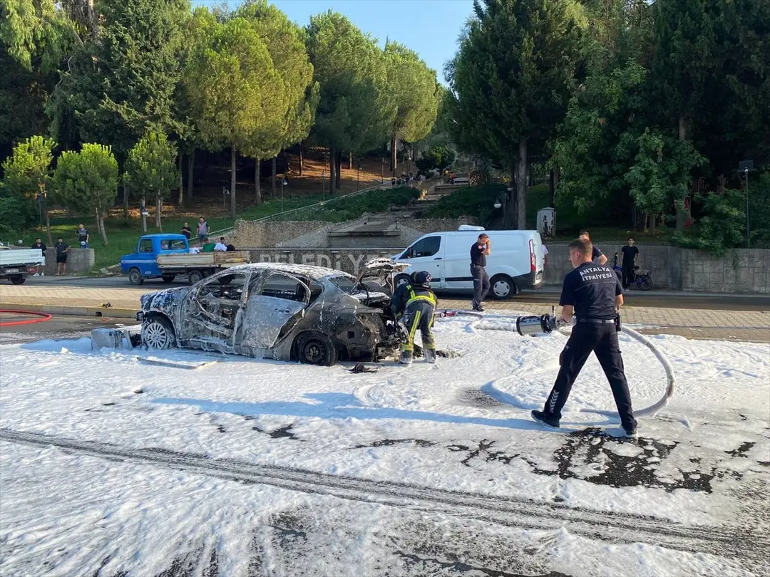 Antalya Serik'te otomobil yangını: 4 kişi yaralandı