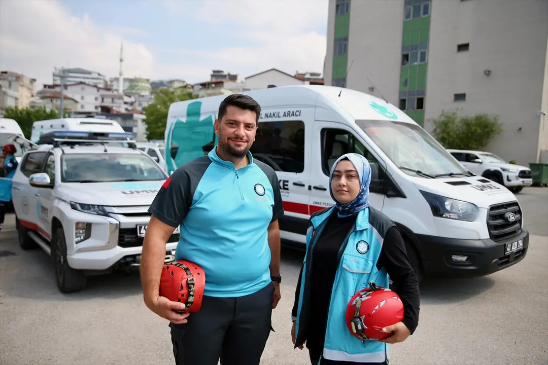 Sağlık çalışanı çift, UMKE gönüllüsü olarak da hastaların yardımına koşuyor