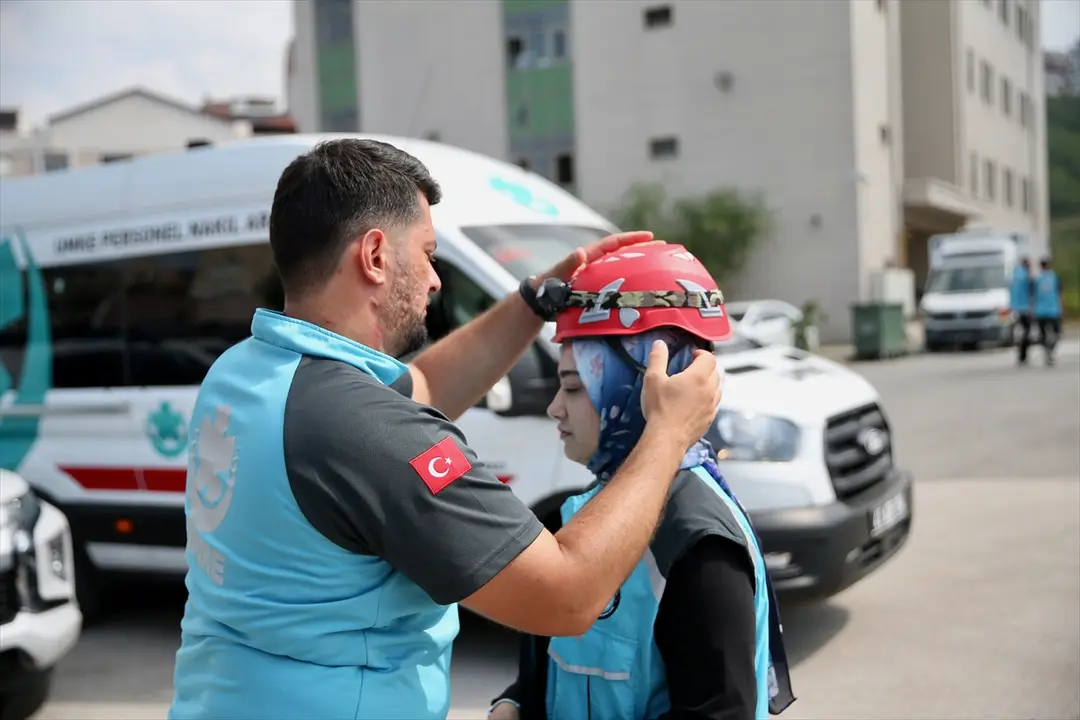 Sağlık çalışanı çift, UMKE gönüllüsü olarak da hastaların yardımına koşuyor
