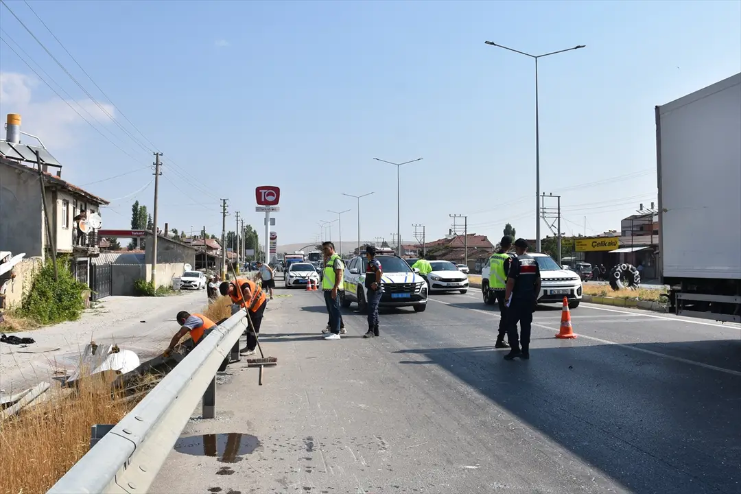 Afyonkarahisar'da yolcu otobüsü kamyonete çarptı, 1 kişi öldü, 15 kişi yaralandı