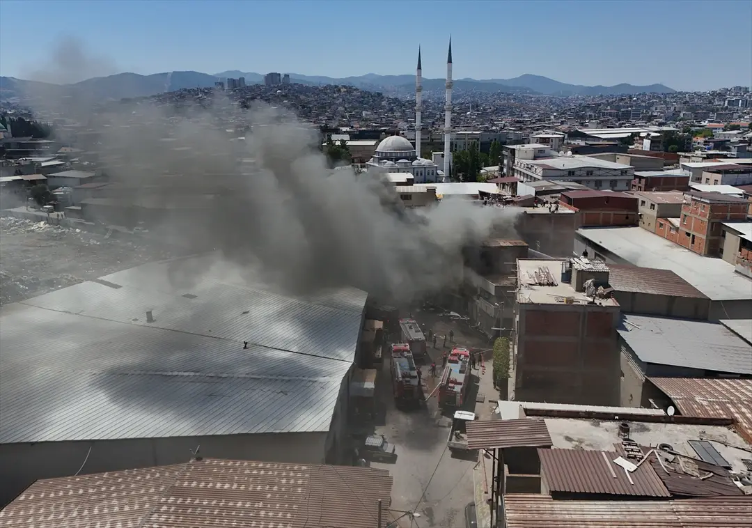 İzmir'de hurda süngerlerin depolandığı iş yerinde çıkan yangın kontrol altında