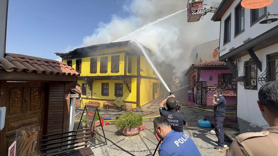 Odunpazarı Evleri'nde yangın: 7 kişi dumandan etkilendi