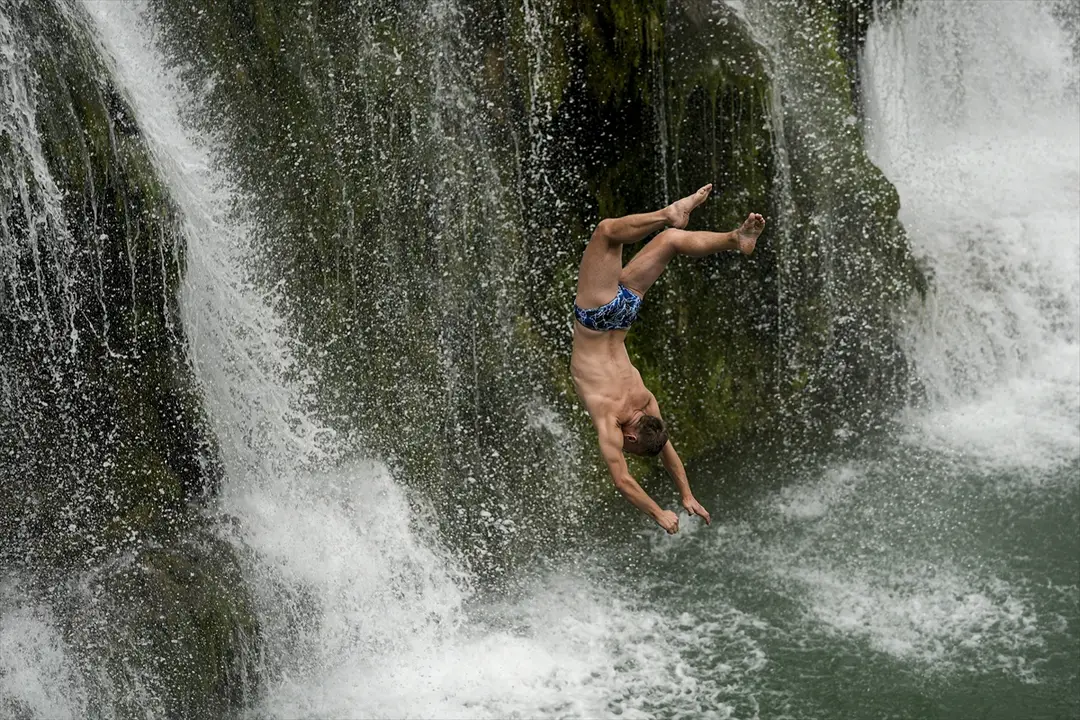 Bosna Hersek Jajce'de Şelale Atlayışları Nefes Kesti