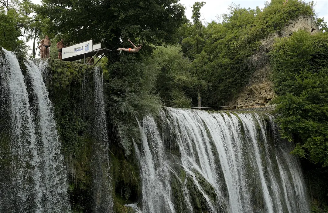 Bosna Hersek Jajce'de Şelale Atlayışları Nefes Kesti
