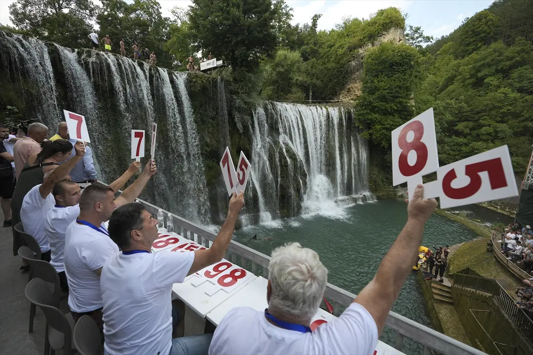 Bosna Hersek Jajce'de Şelale Atlayışları Nefes Kesti
