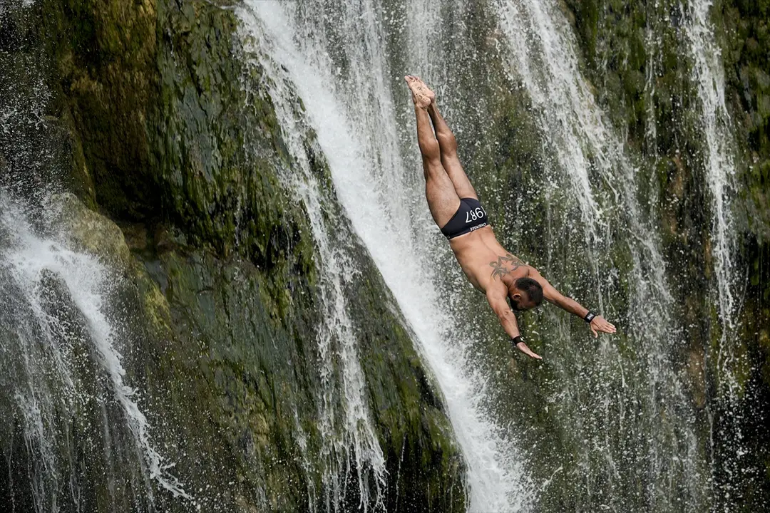 Bosna Hersek Jajce'de Şelale Atlayışları Nefes Kesti