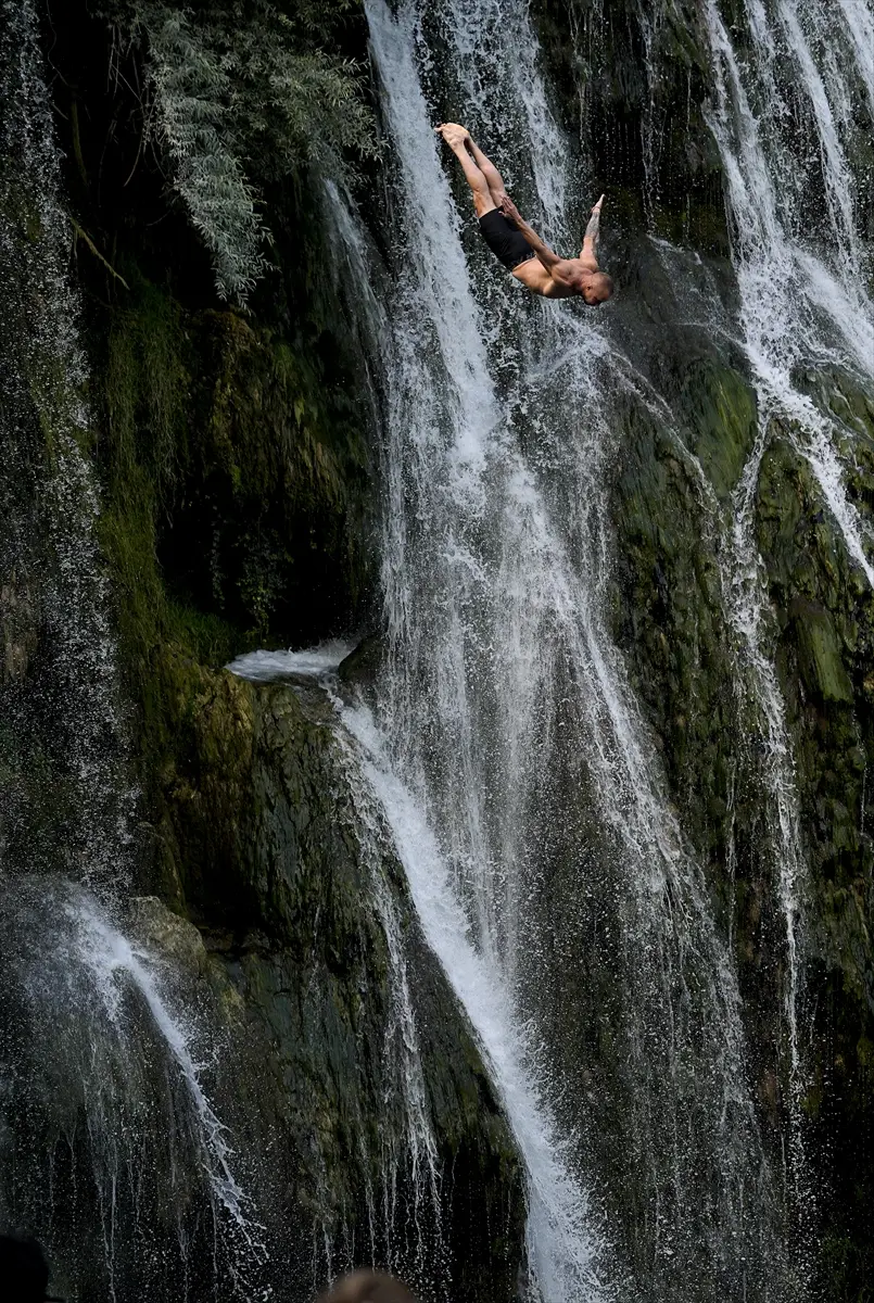 Bosna Hersek Jajce'de Şelale Atlayışları Nefes Kesti