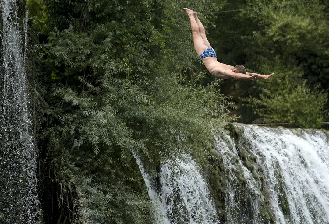 Bosna Hersek Jajce'de Şelale Atlayışları Nefes Kesti