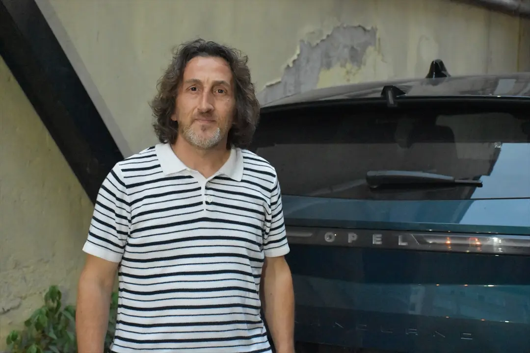 Trabzon'da itfaiye, otomobilde sıkışan yavru kedileri kurtardı