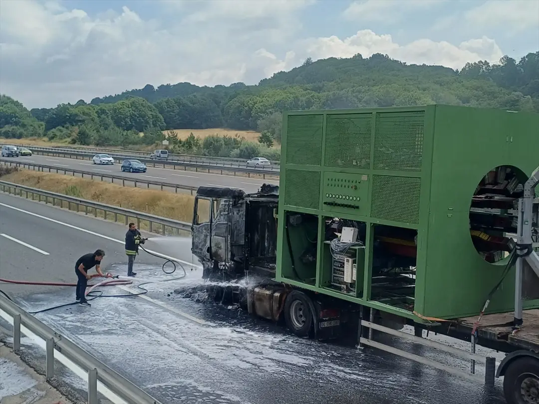 Bolu D-100'de seyir halindeki tırda çıkan yangın söndürüldü
