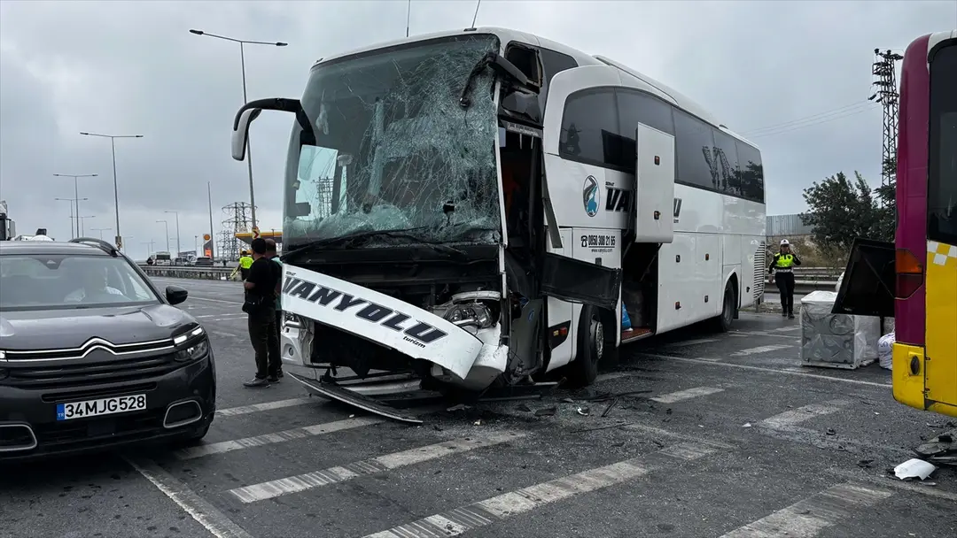 Başakşehir'de İETT ve yolcu otobüsü kazası: 4 yaralı
