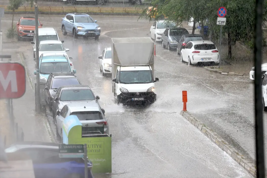 Erzurum'da sağanak yağış etkili oldu: 15 araç kazaya karıştı