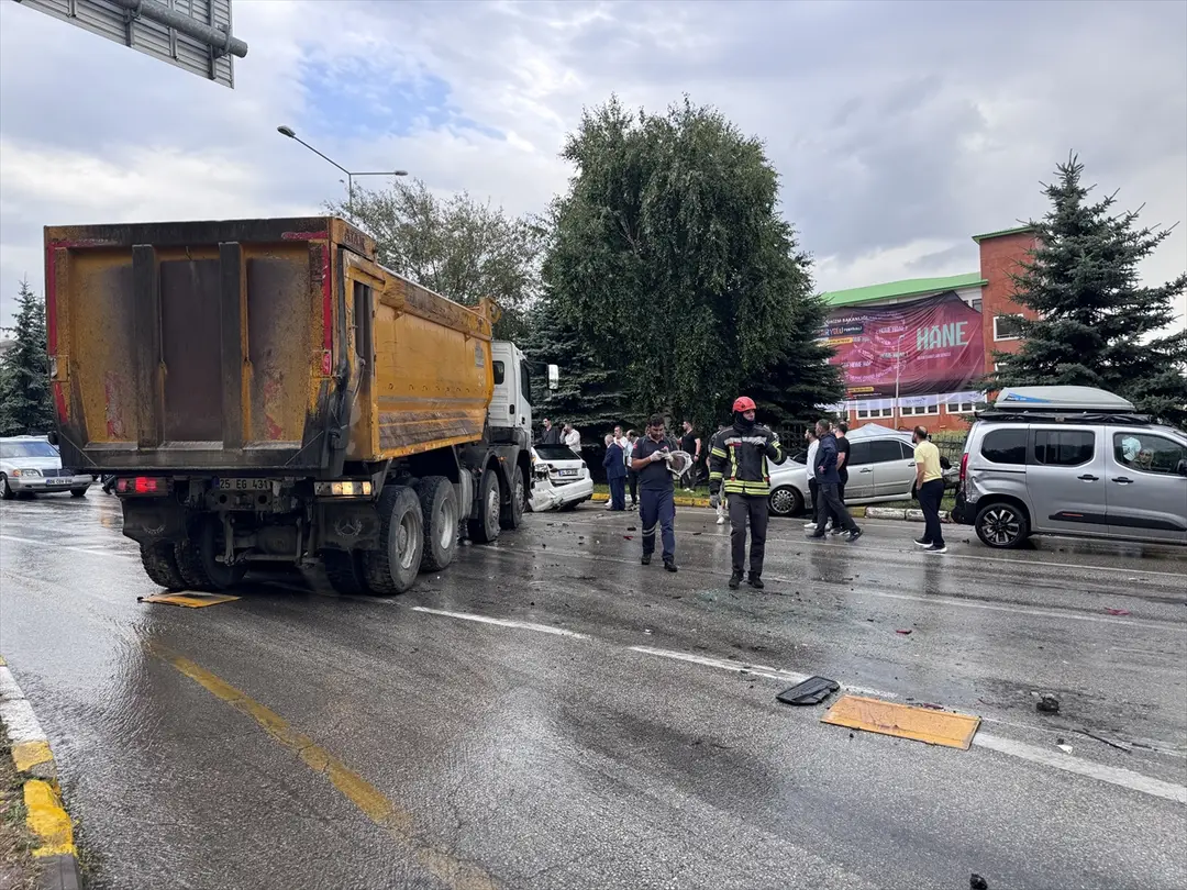 Erzurum'da sağanak yağış etkili oldu: 15 araç kazaya karıştı
