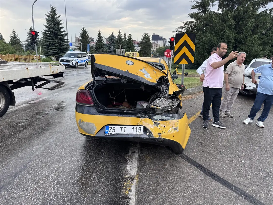 Erzurum'da sağanak yağış etkili oldu: 15 araç kazaya karıştı