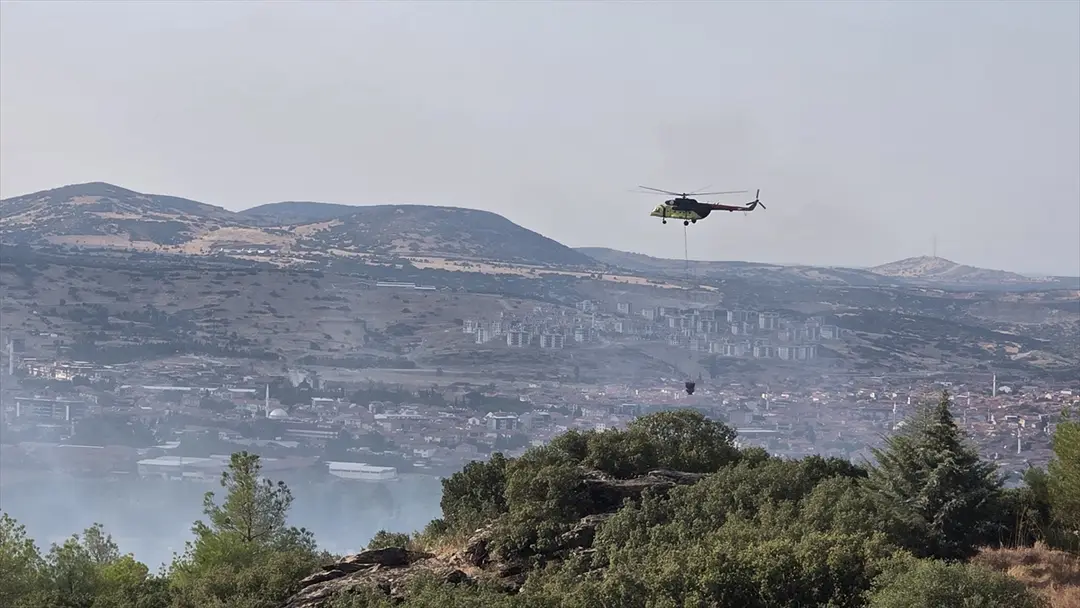 Manisa'da orman yangını: Ekipler havadan ve karadan müdahale ediyor