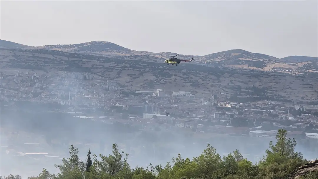 Manisa'da orman yangını: Ekipler havadan ve karadan müdahale ediyor