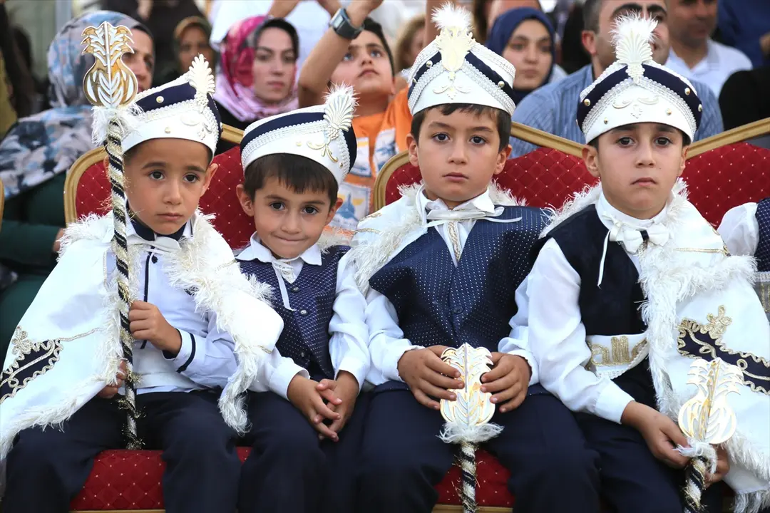 Bitlis Valisi Karakaya: 60 çocuk sünnet şöleniyle delikanlılığa adım attı