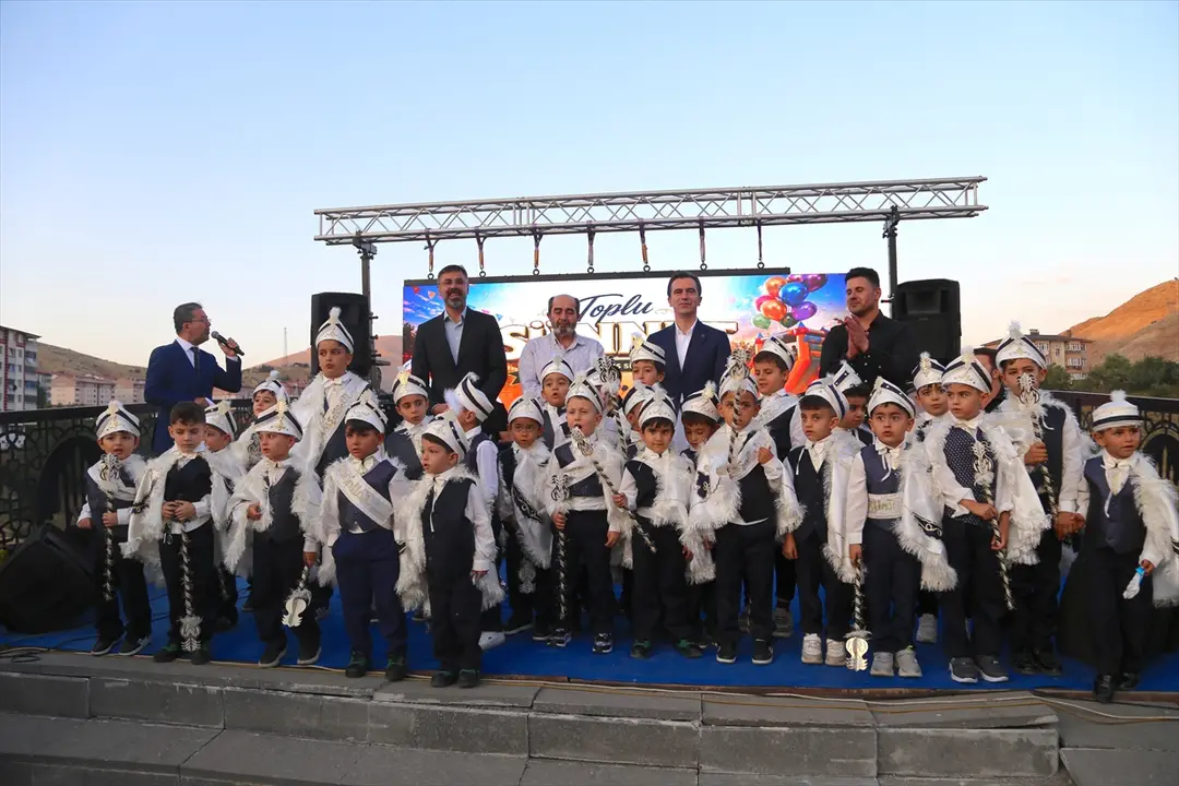 Bitlis Valisi Karakaya: 60 çocuk sünnet şöleniyle delikanlılığa adım attı