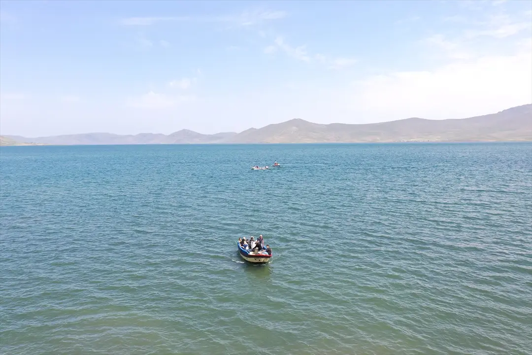 Ağrı'daki Balık Gölü doğal güzellikleriyle yaz tatilinde ziyaretçilerini ağırlıyor