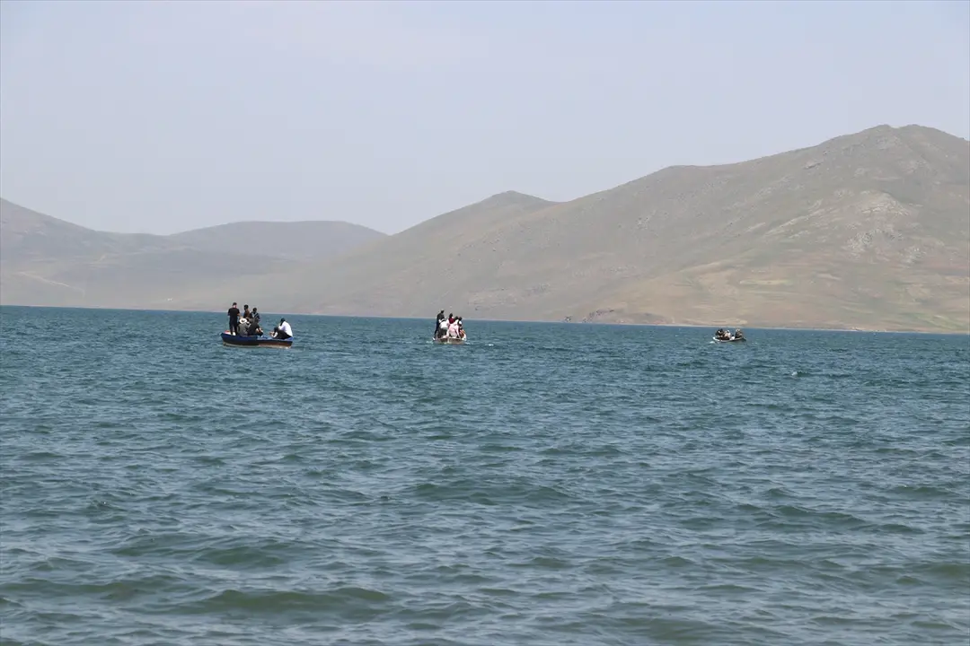 Ağrı'daki Balık Gölü doğal güzellikleriyle yaz tatilinde ziyaretçilerini ağırlıyor