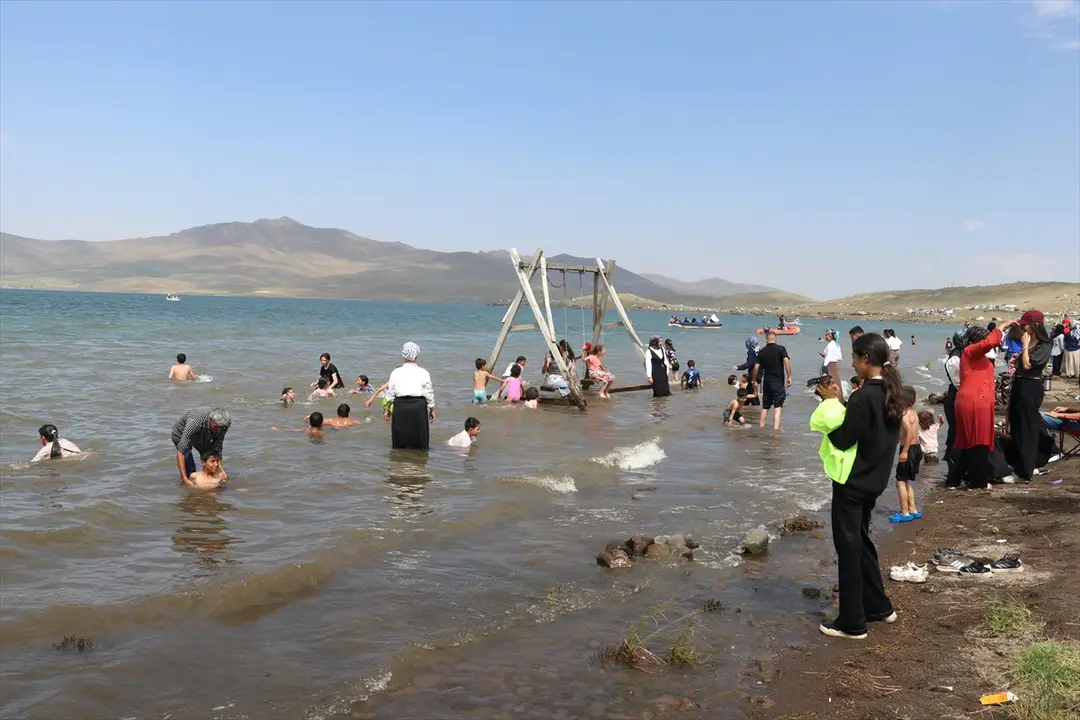 Ağrı'daki Balık Gölü doğal güzellikleriyle yaz tatilinde ziyaretçilerini ağırlıyor