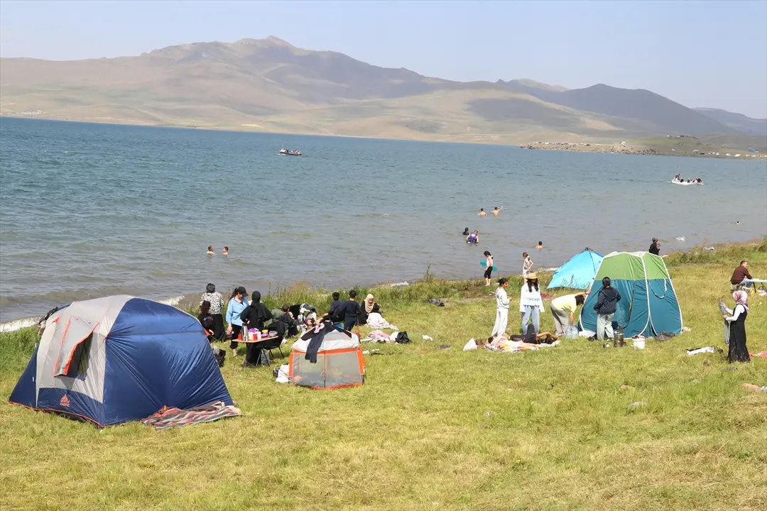 Ağrı'daki Balık Gölü doğal güzellikleriyle yaz tatilinde ziyaretçilerini ağırlıyor