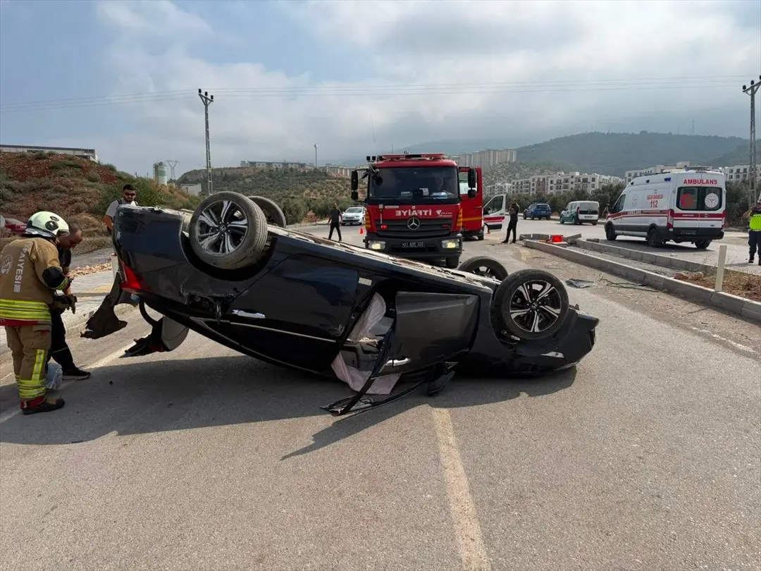 Hatay'da panelvanla çarpışan otomobildeki 4 kişi yaralandı