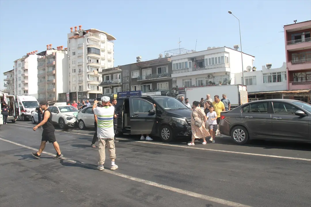Antalya'da 5 aracın karıştığı zincirleme kazada 6 kişi yaralandı
