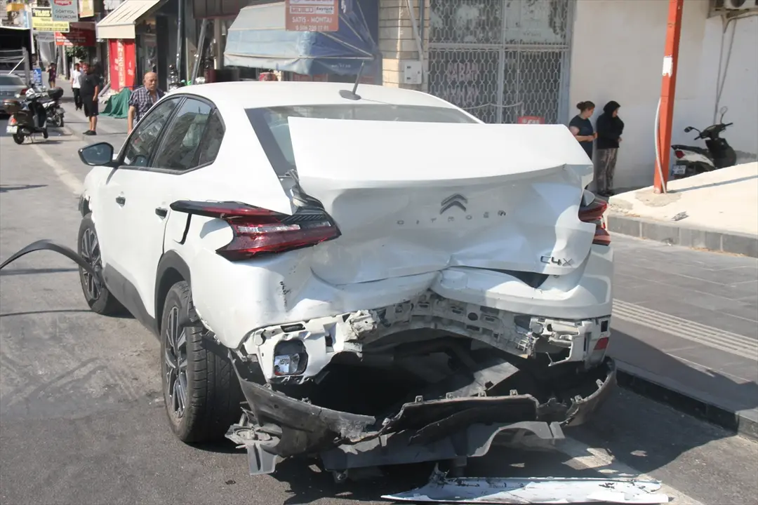 Antalya'da 5 aracın karıştığı zincirleme kazada 6 kişi yaralandı