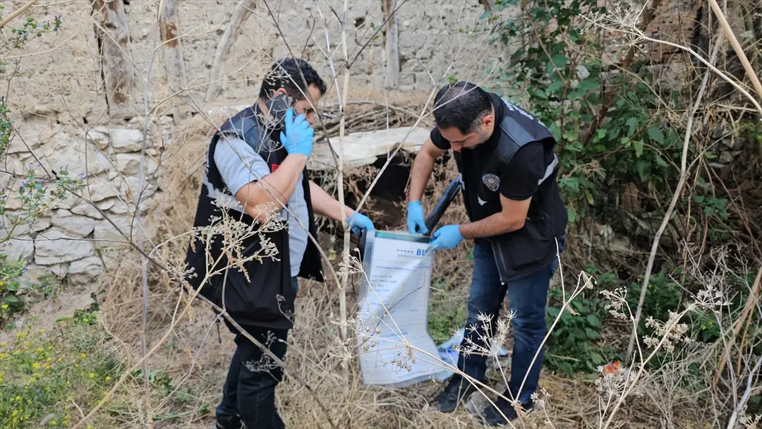 Çorum'da tüfekle polisten kaçan 2 şüpheli kovalamacayla yakalandı