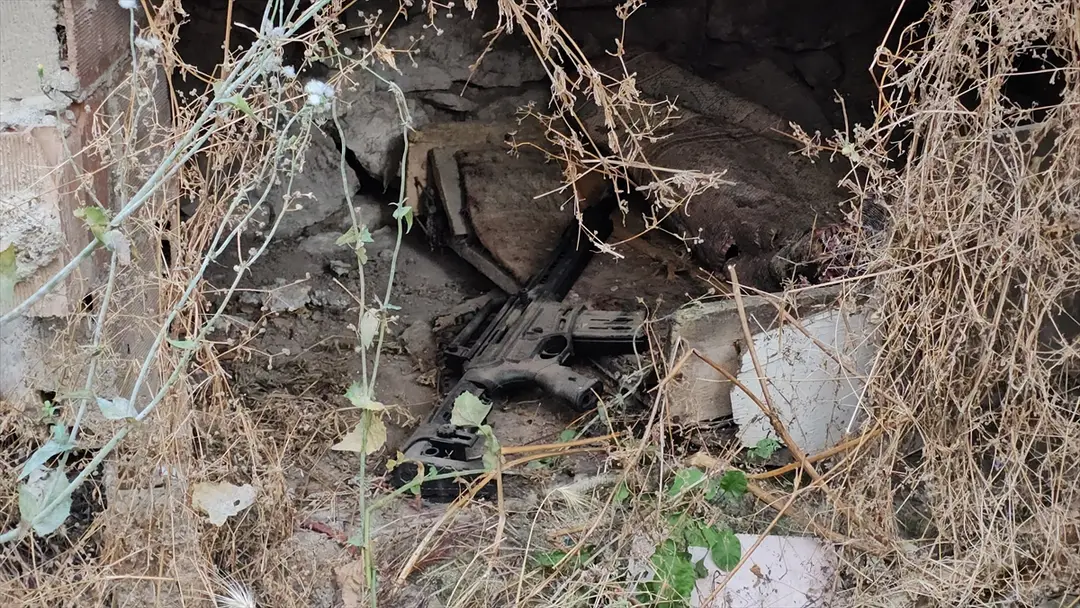 Çorum'da tüfekle polisten kaçan 2 şüpheli kovalamacayla yakalandı