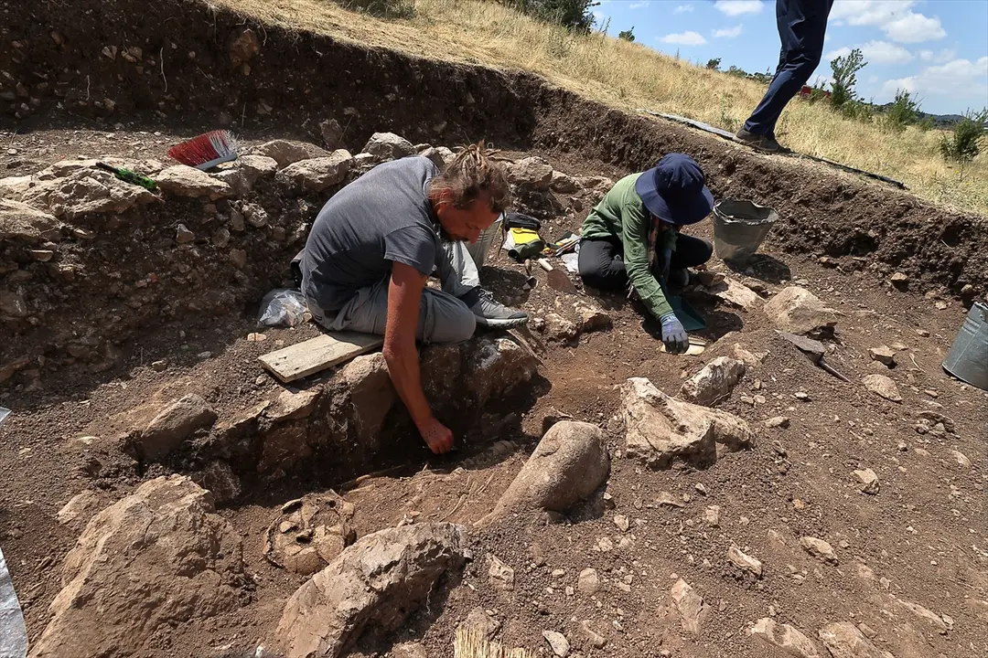 Hattuşa'da 2 bin 300 yıllık yeni mezarlar bulundu