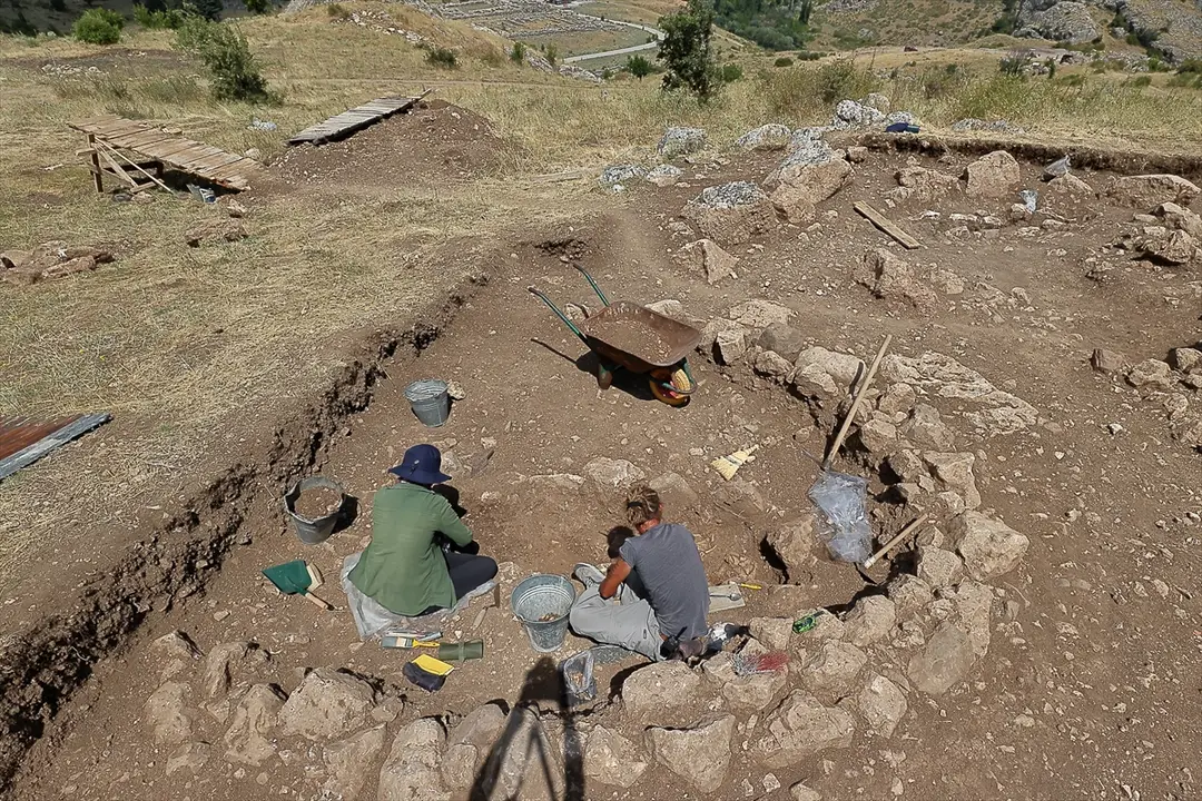 Hattuşa'da 2 bin 300 yıllık yeni mezarlar bulundu