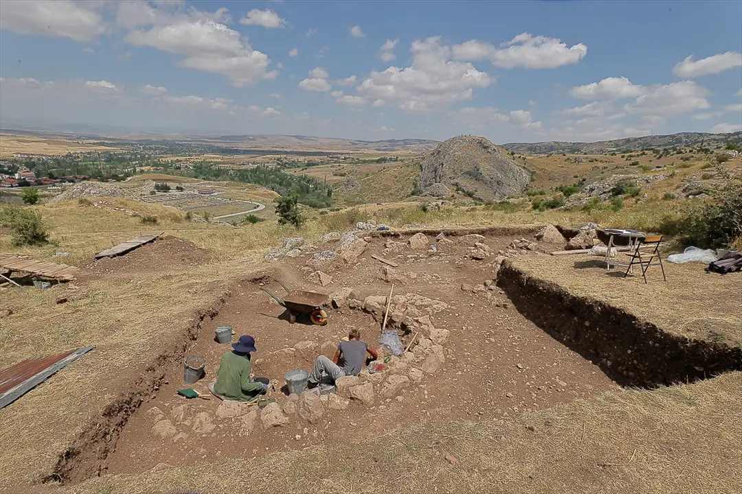 Hattuşa'da 2 bin 300 yıllık yeni mezarlar bulundu