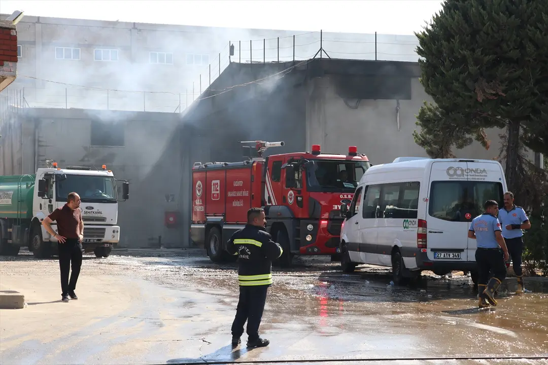 Gaziantep'te tekstil fabrikasında çıkan yangına müdahale ediliyor