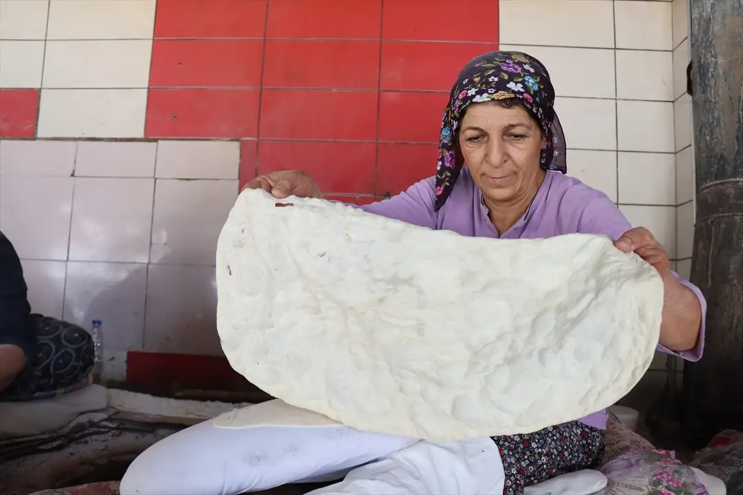 Erzincan'da kadınların kavurucu sıcaklarda tandır mesaisi