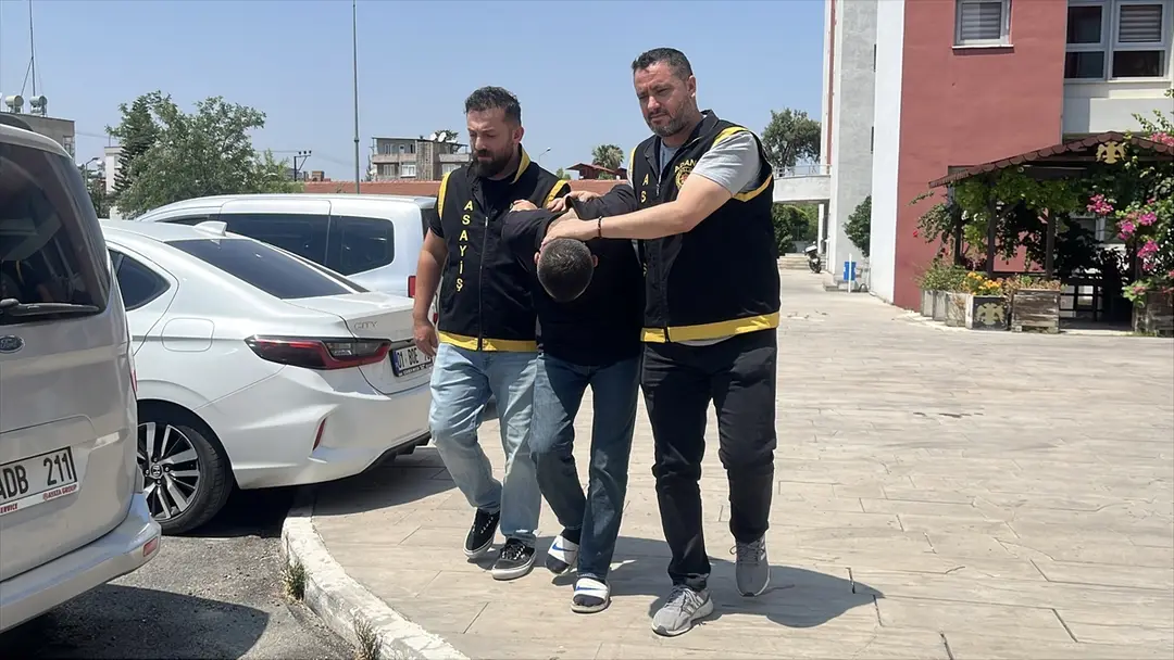 Adana'da evden altın ve para çalan iki zanlı tutuklandı