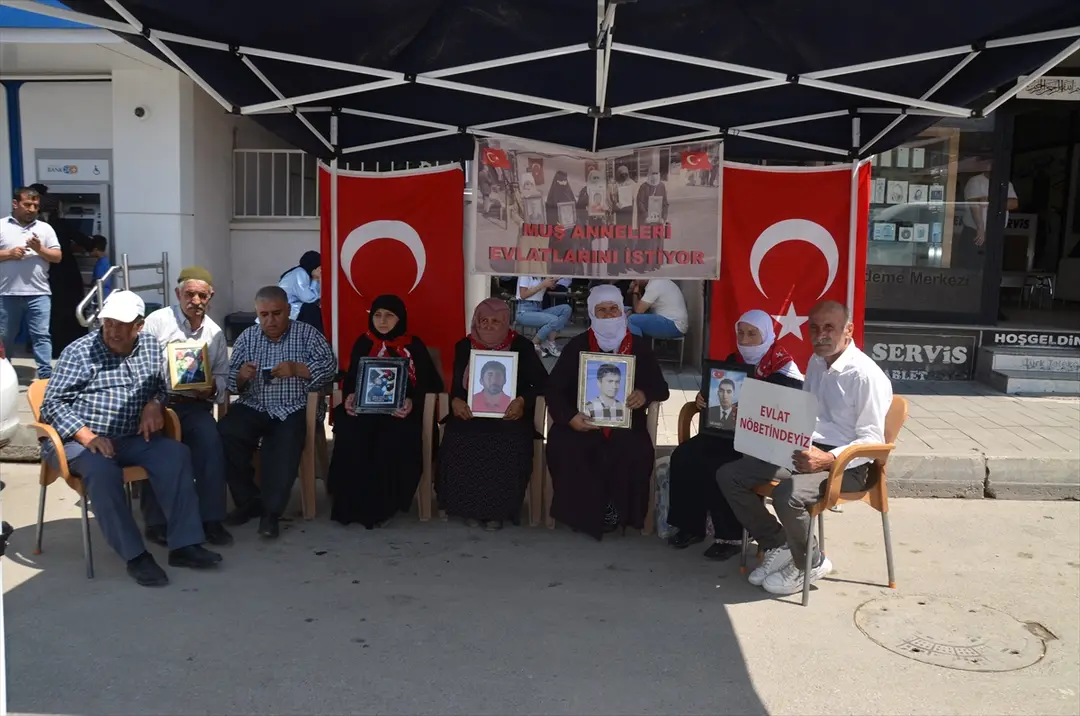 Muş'ta DEM Parti önünde aileler: Evlatlarımızı istiyoruz