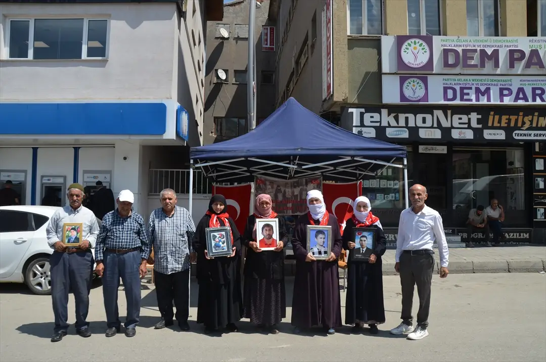 Muş'ta DEM Parti önünde aileler: Evlatlarımızı istiyoruz
