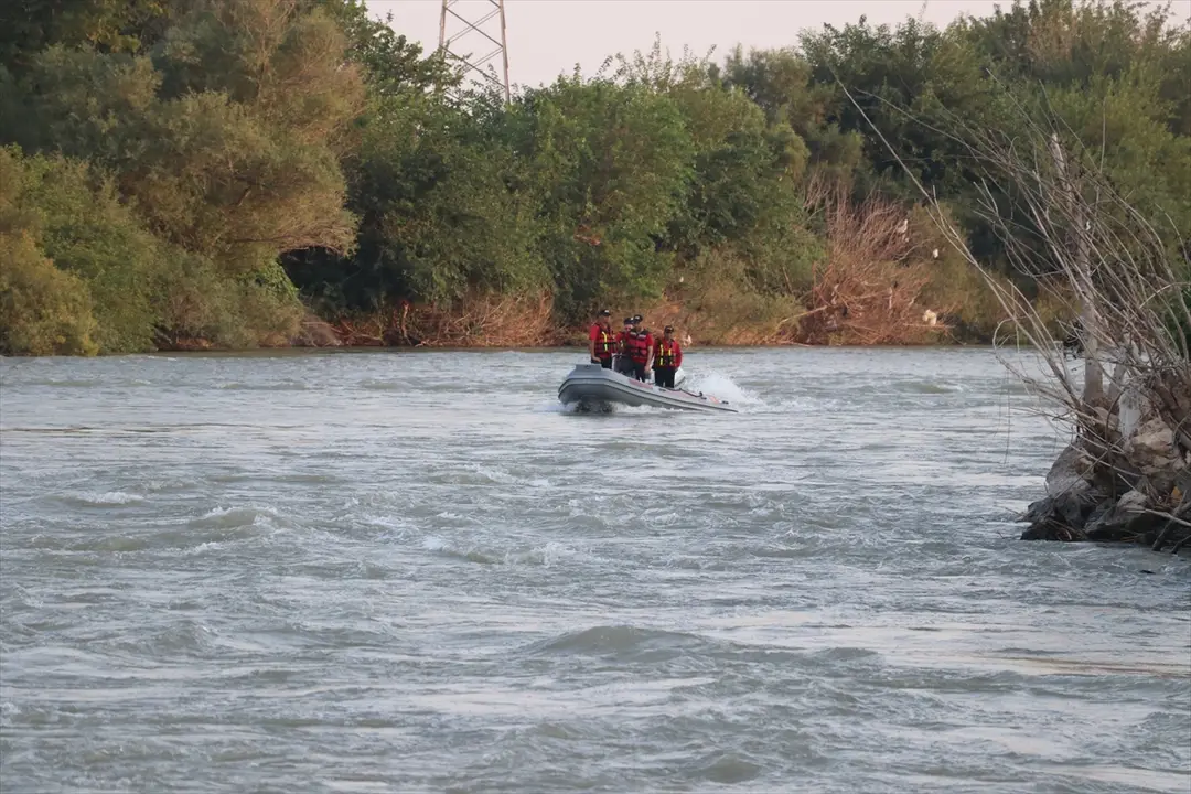 Adana Ceyhan Nehri'nde kaybolan 2 çocuğu arama sürüyor