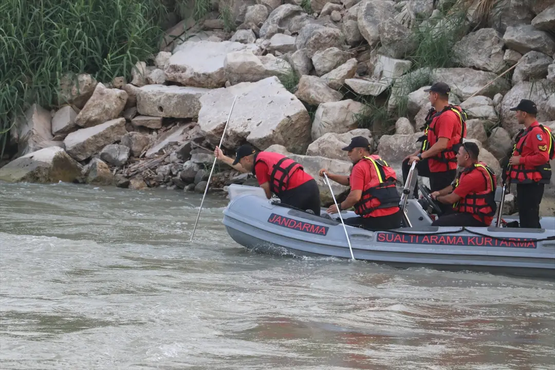 Adana Ceyhan Nehri'nde kaybolan 2 çocuğu arama sürüyor