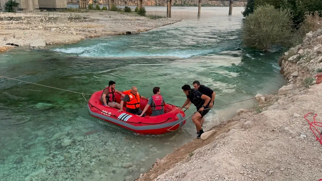 Adıyaman: Fırat Nehri'nde mahsur kalan 9 kişi kurtarıldı