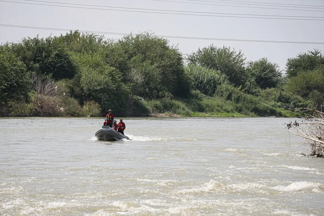 GÜNCELLEME - Adana'da Ceyhan Nehri'nde kaybolan 2 çocuktan 1'inin cesedine ulaşıldı